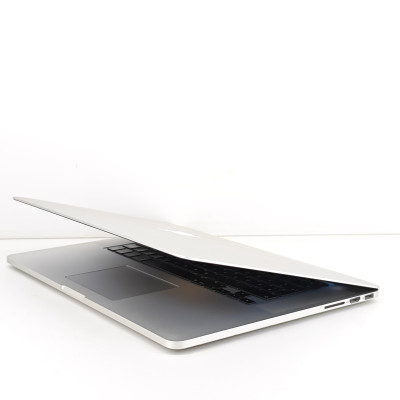 Ноутбук Apple MacBook Pro 15" A1398 Retina ( C02Q35J9G8WP ) 2880x1800 / 16 ГБ / SSD 512 ГБ / AMD Radeon R9 MX370X / Класс А-